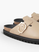 Zuecos Indiana de piel repujada color topo