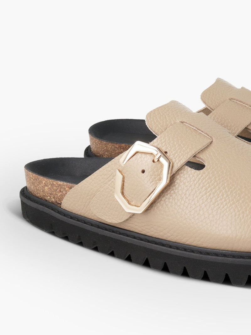 Zuecos Indiana de piel repujada color topo