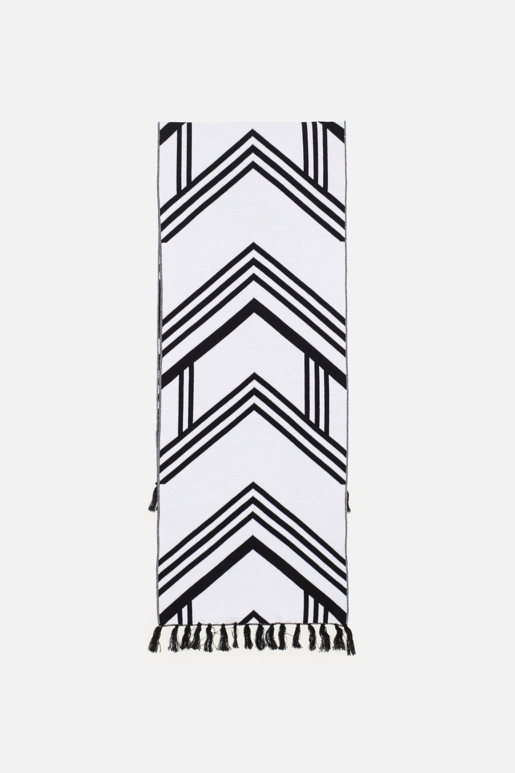 Michonet – Cardigan Set, écharpe blanche à motifs chevrons noirs et franges, vue de face