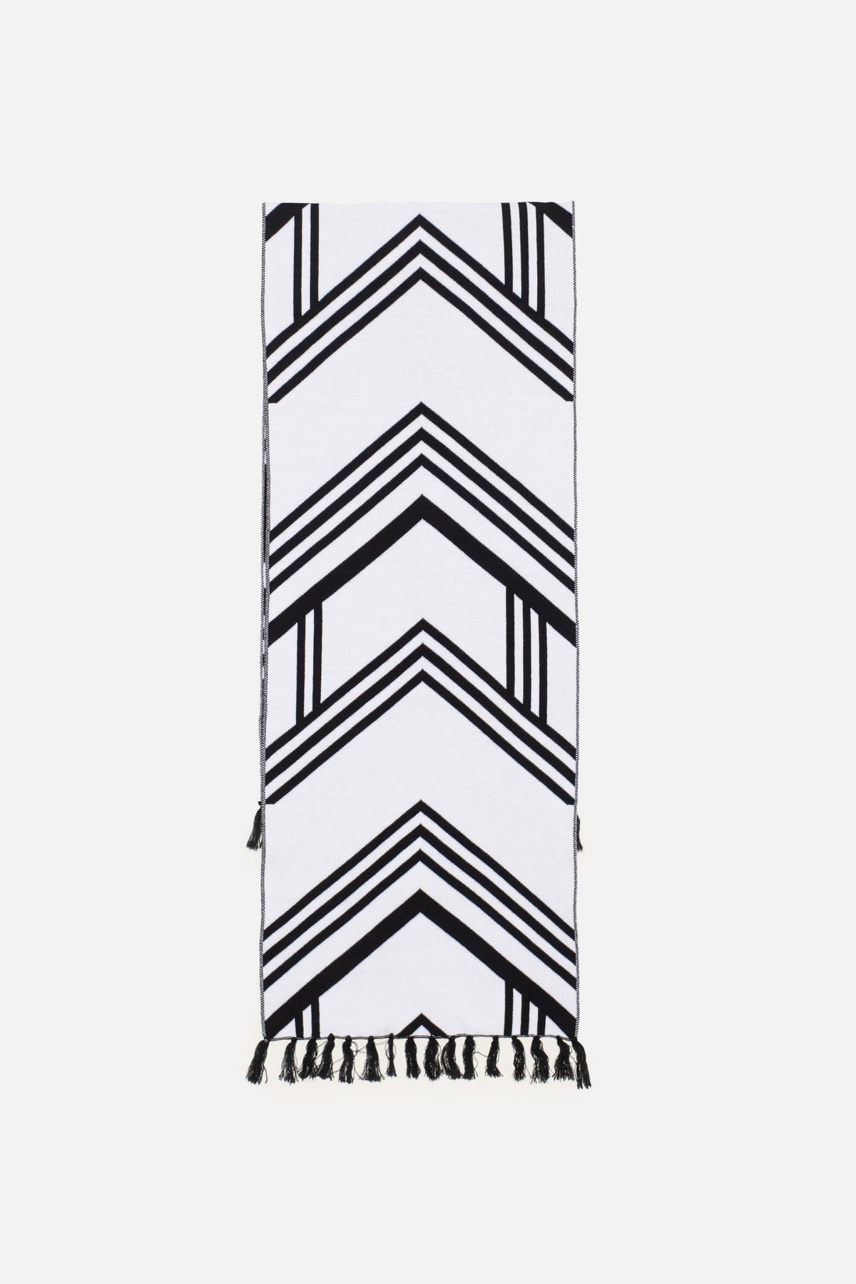 Michonet – Cardigan Set, écharpe blanche à motifs chevrons noirs et franges, vue de face