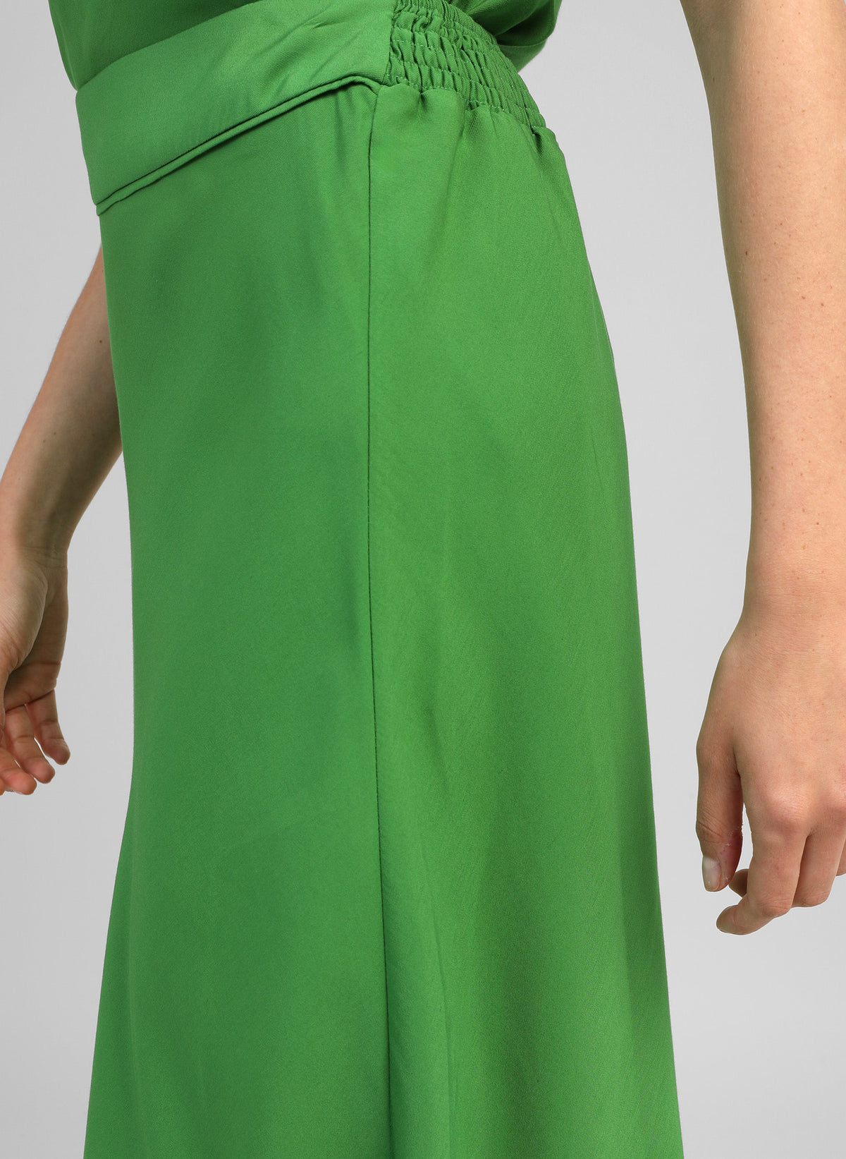 An'ge – Midi-rok Gabita Pomme, lange groene rok gedragen door een model, zijaanzicht