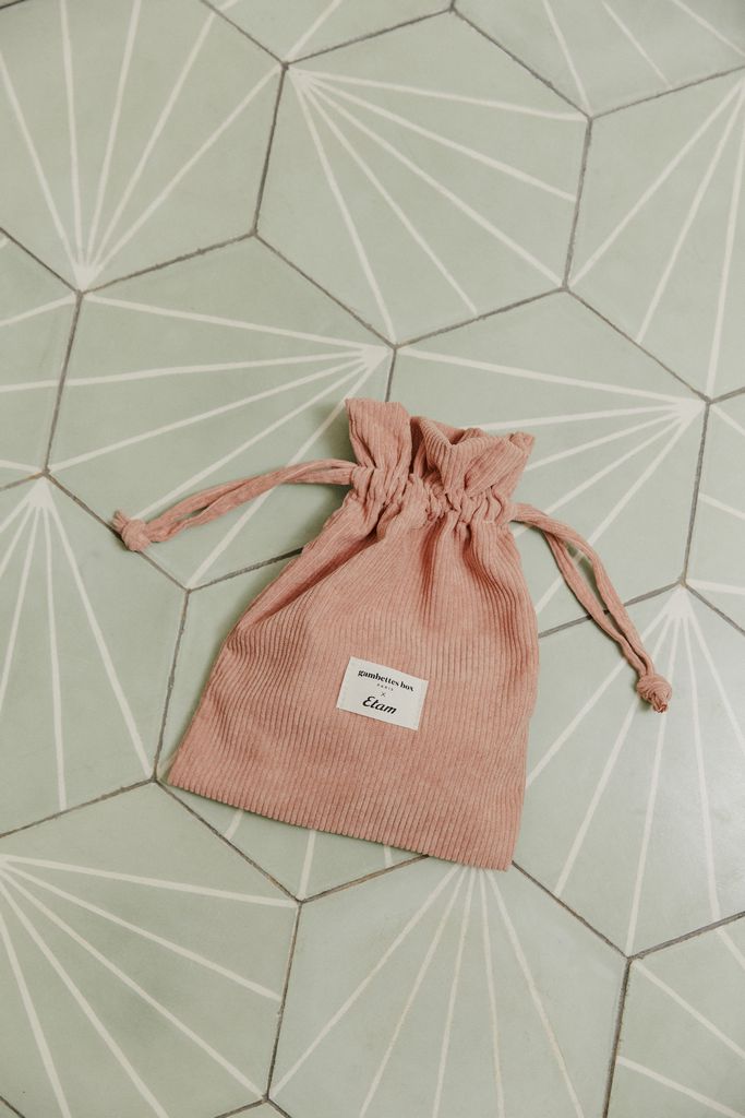 1 Chaussette, 1 Collant Uni, 1 Collant Motif, 1 Pochon Etam