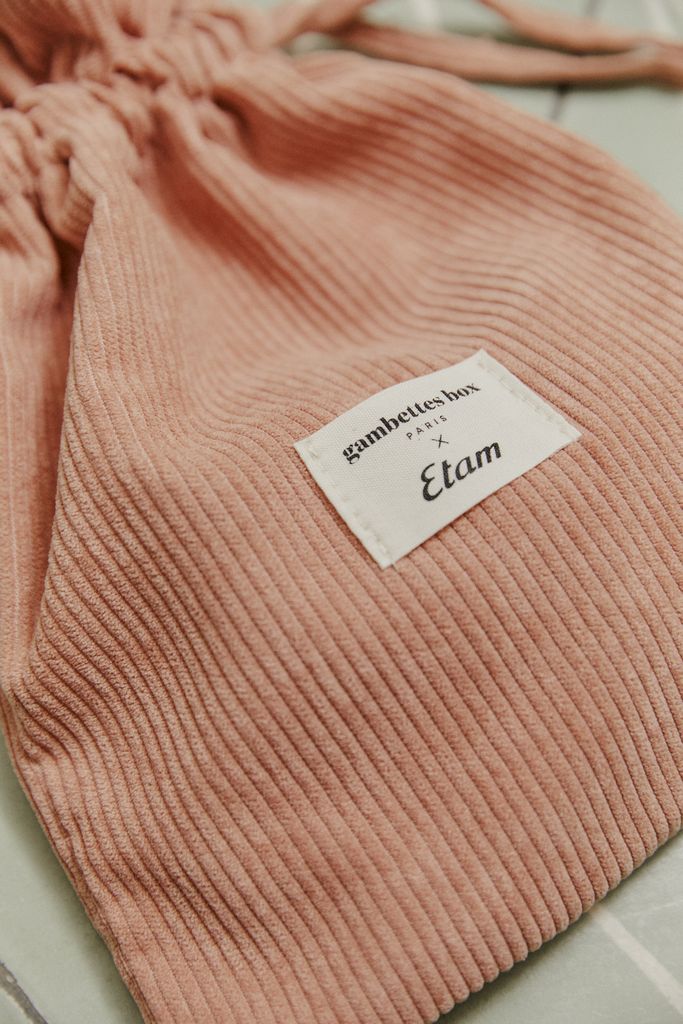 1 Chaussette, 1 Collant Uni, 1 Collant Motif, 1 Pochon Etam