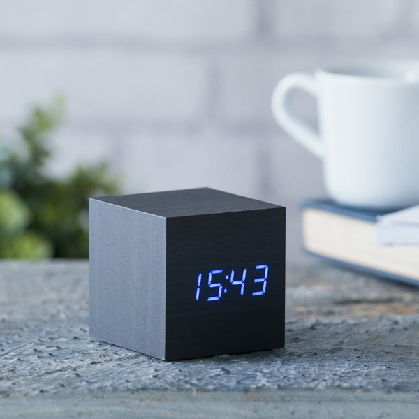 Wecker Wooden Cube Click - Schwarz / Blaue LED