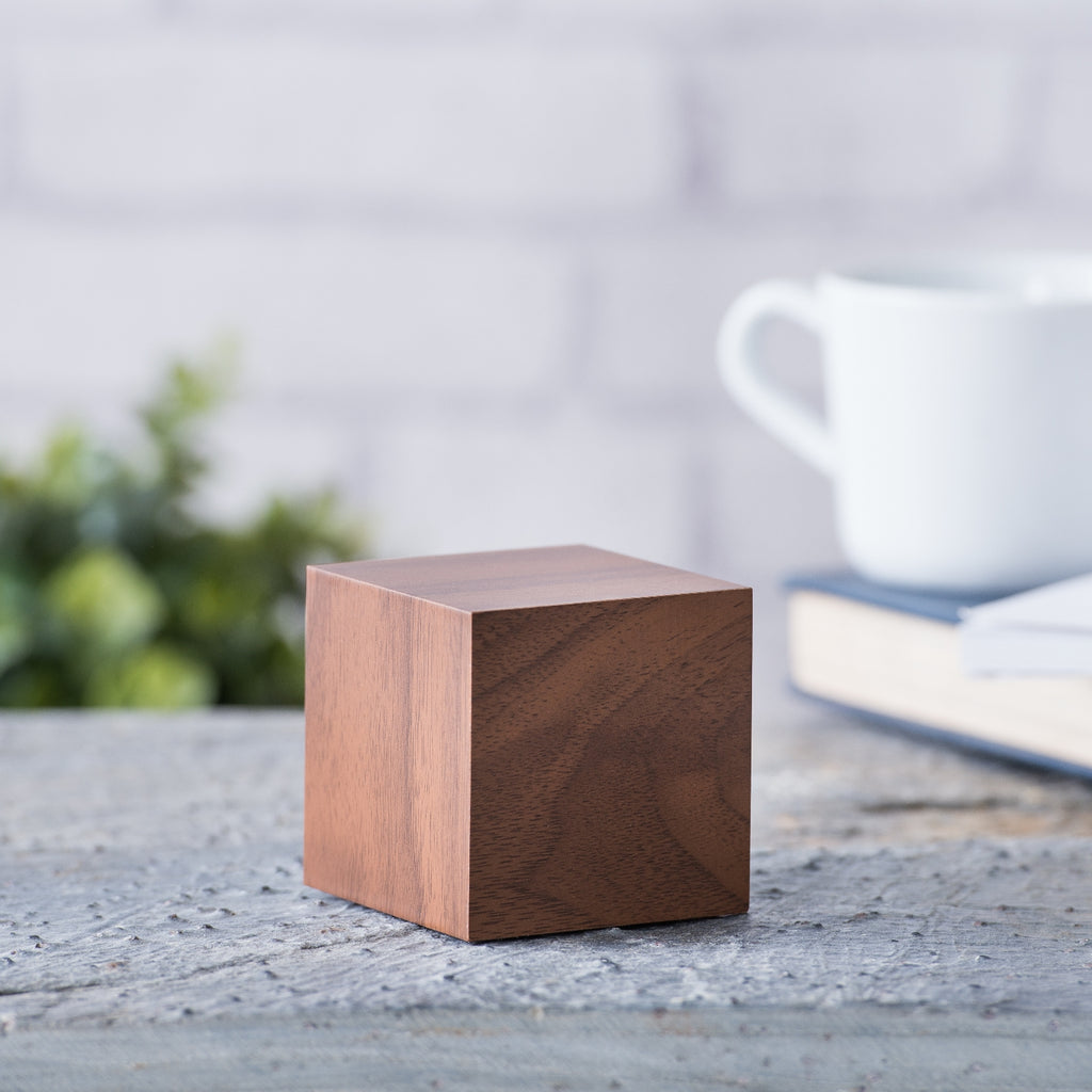 Reveil Wooden Cube Click - Noyer / LED Verte