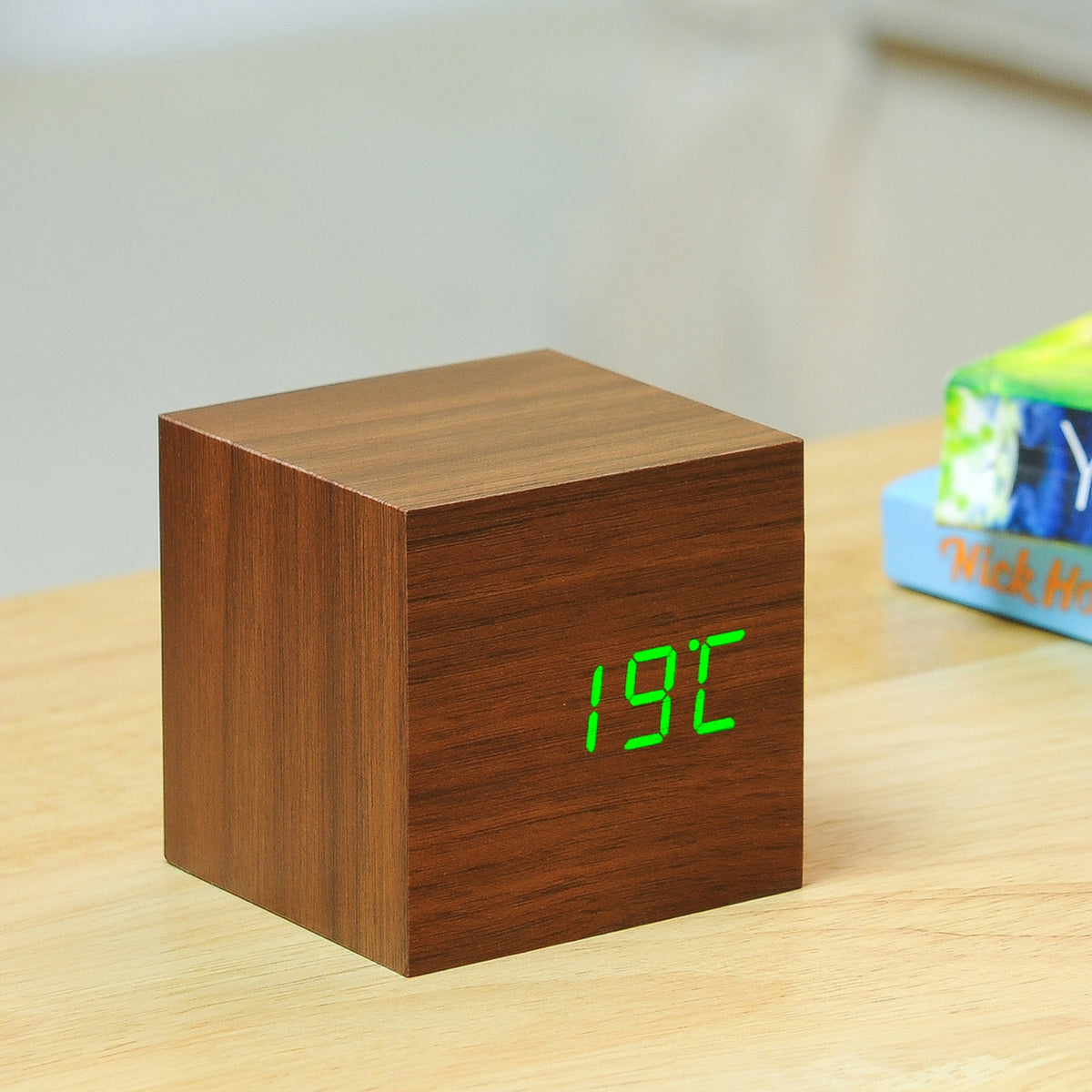 Reveil Wooden Cube Click - Noyer / LED Verte