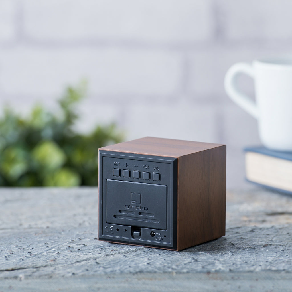 Reveil Wooden Cube Click - Noyer / LED Verte