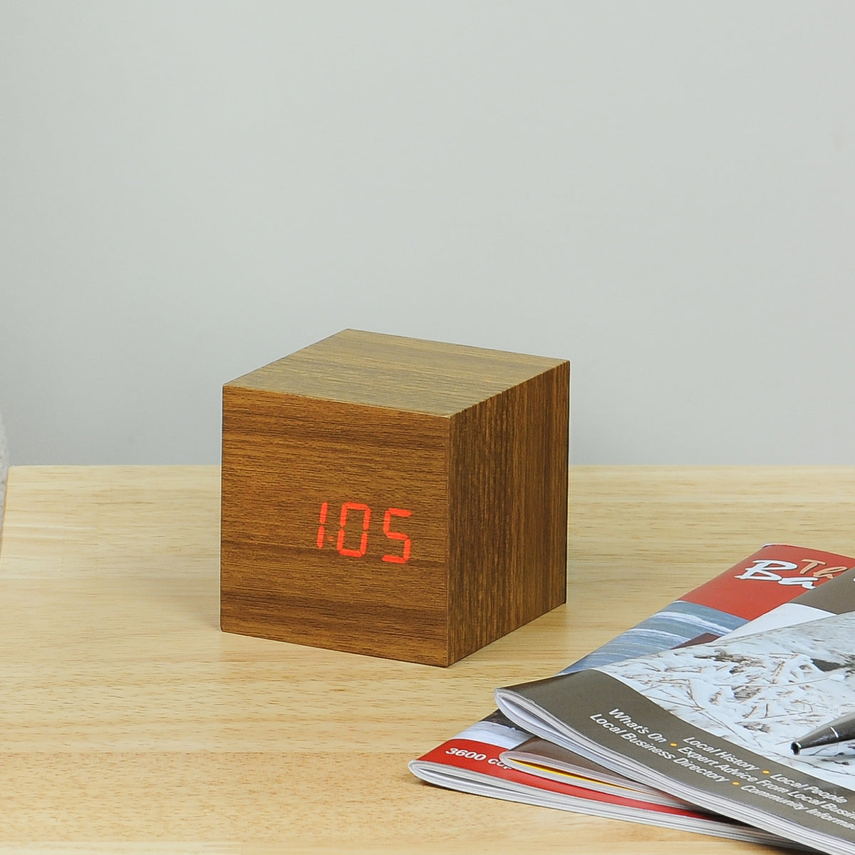 Despertador Click Cubo de Madera - Teca / LED Rojo