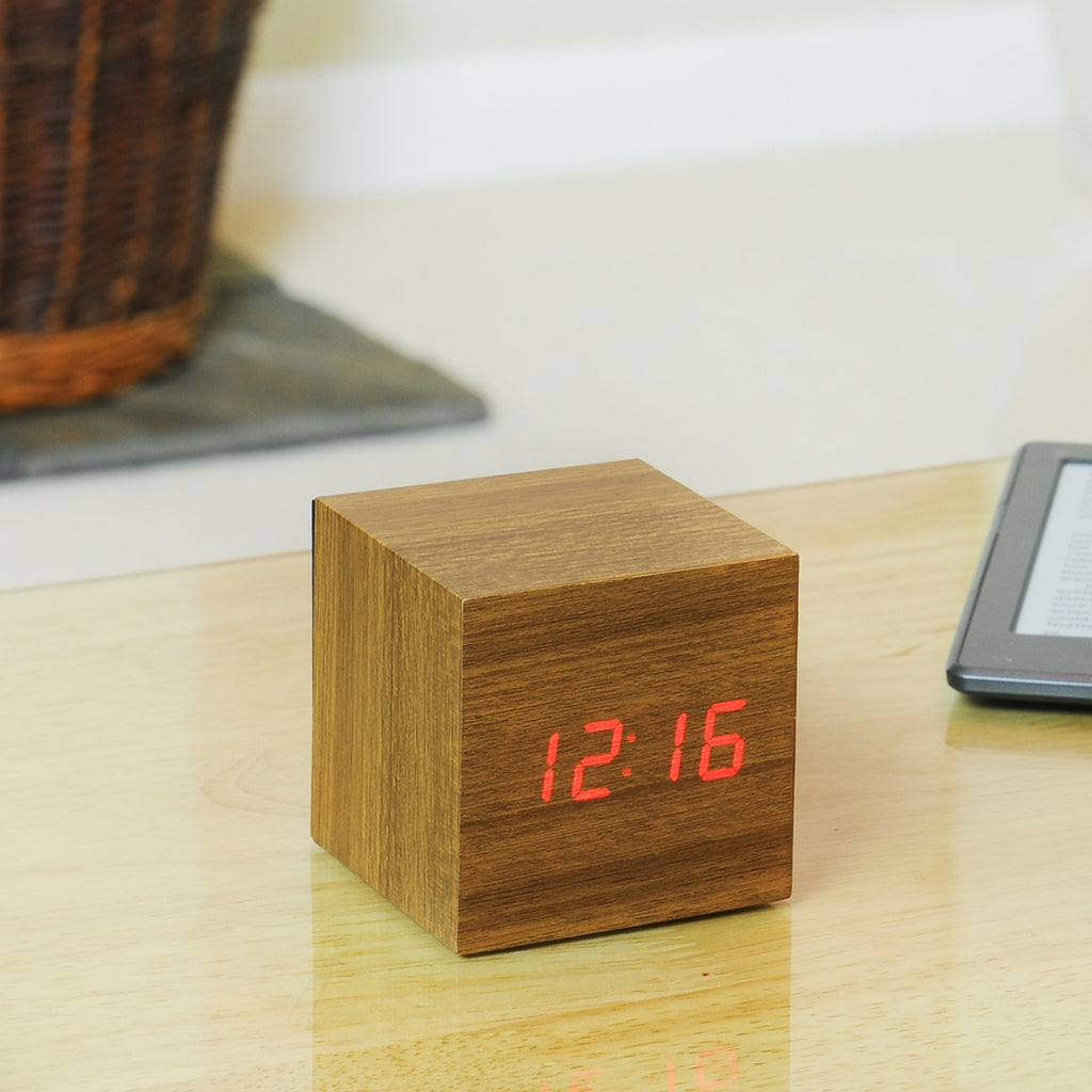Despertador Click Cubo de Madera - Teca / LED Rojo