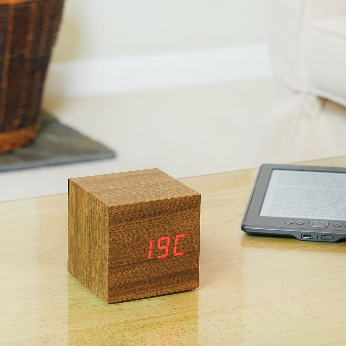 Despertador Click Cubo de Madera - Teca / LED Rojo
