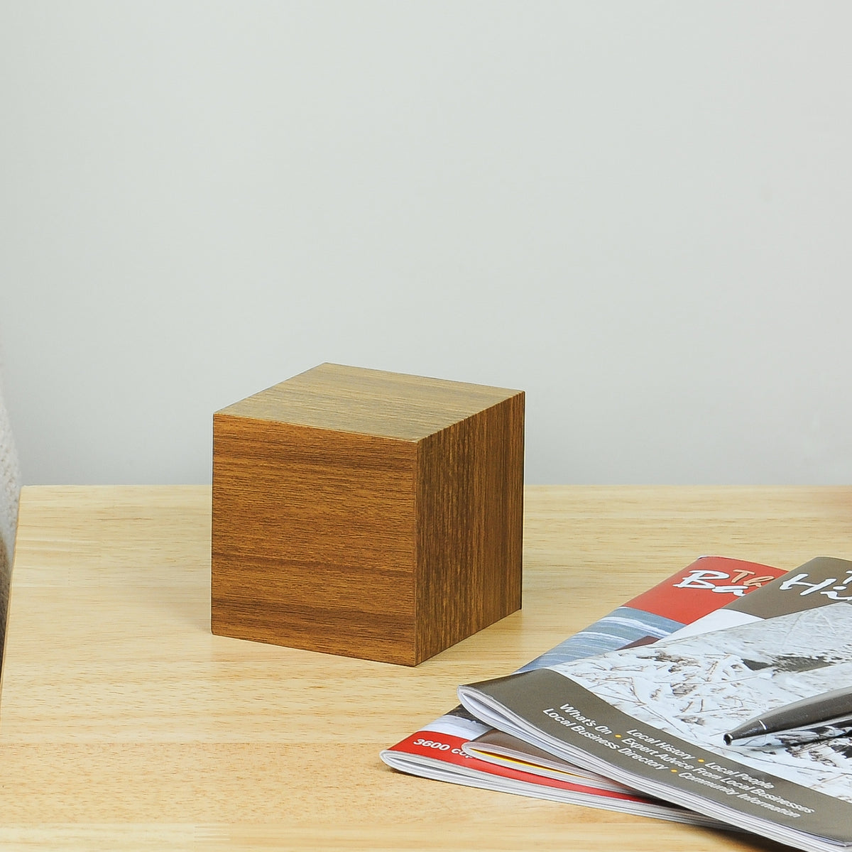 Despertador Click Cubo de Madera - Teca / LED Rojo