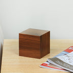 Despertador Click en Cubo de Madera - Nogal / LED Rojo