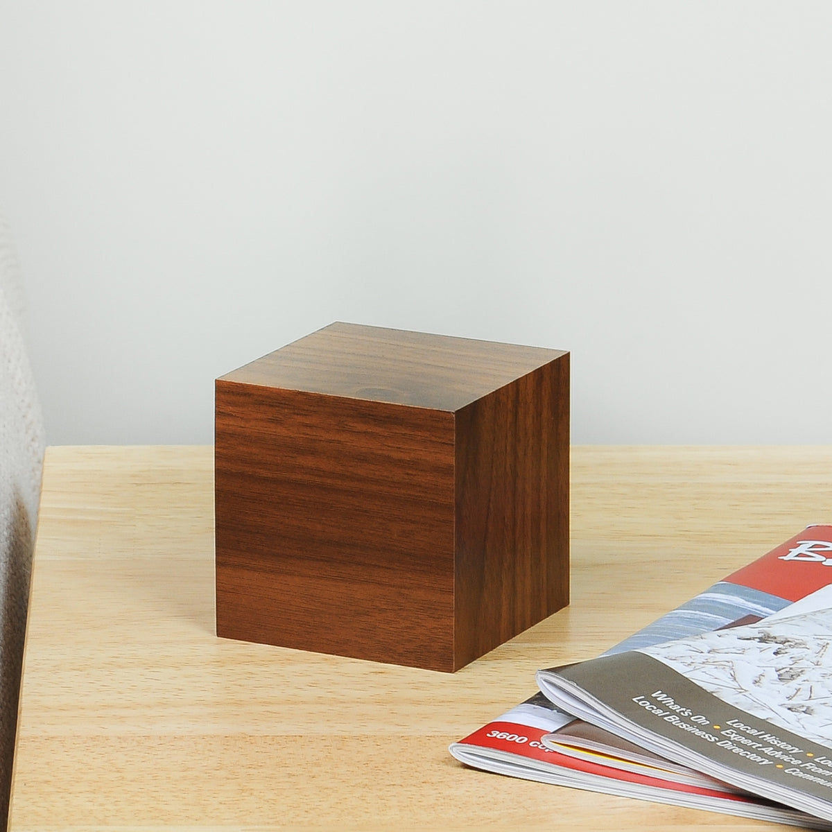 Despertador Click en Cubo de Madera - Nogal / LED Rojo