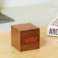 Despertador Click en Cubo de Madera - Nogal / LED Rojo