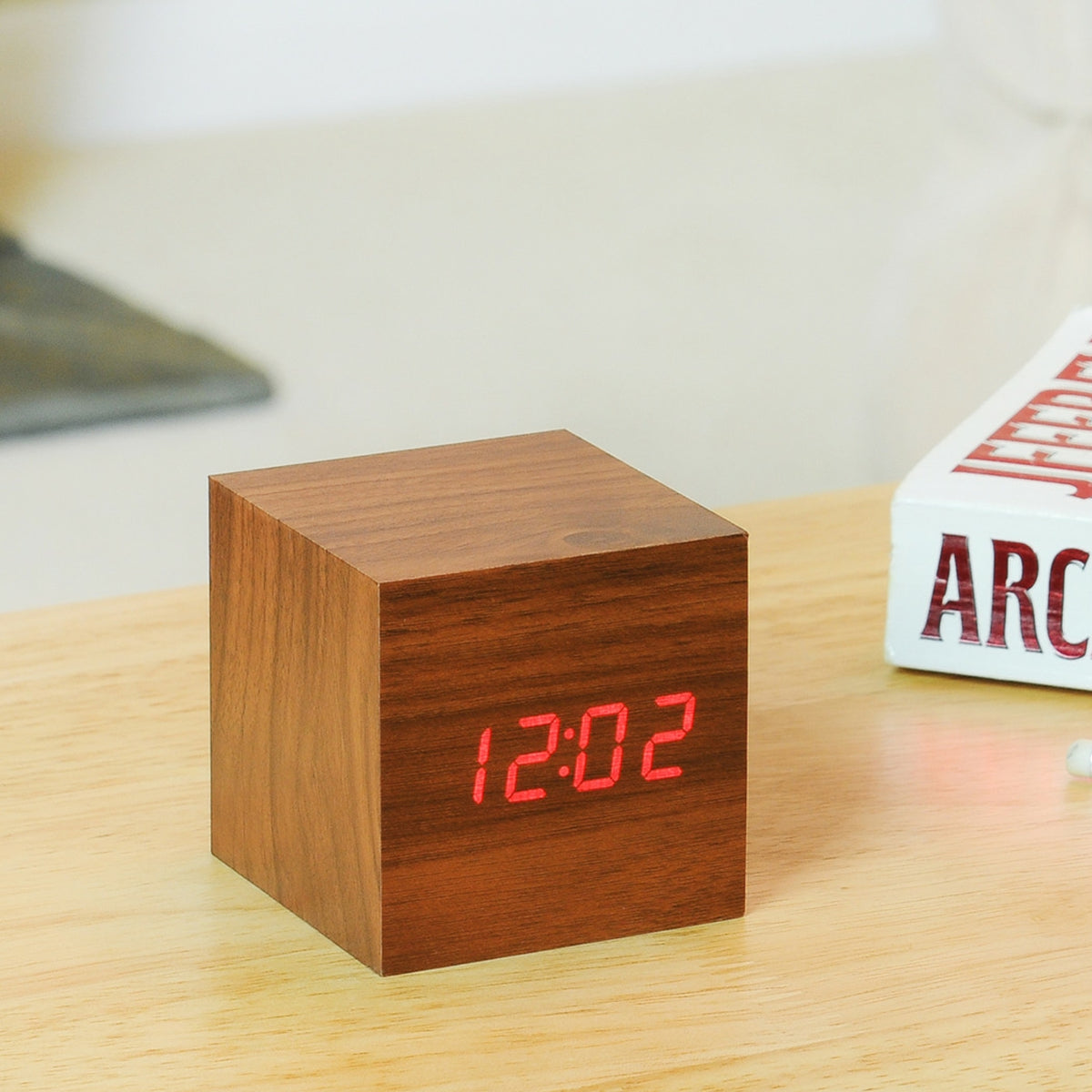 Despertador Click en Cubo de Madera - Nogal / LED Rojo