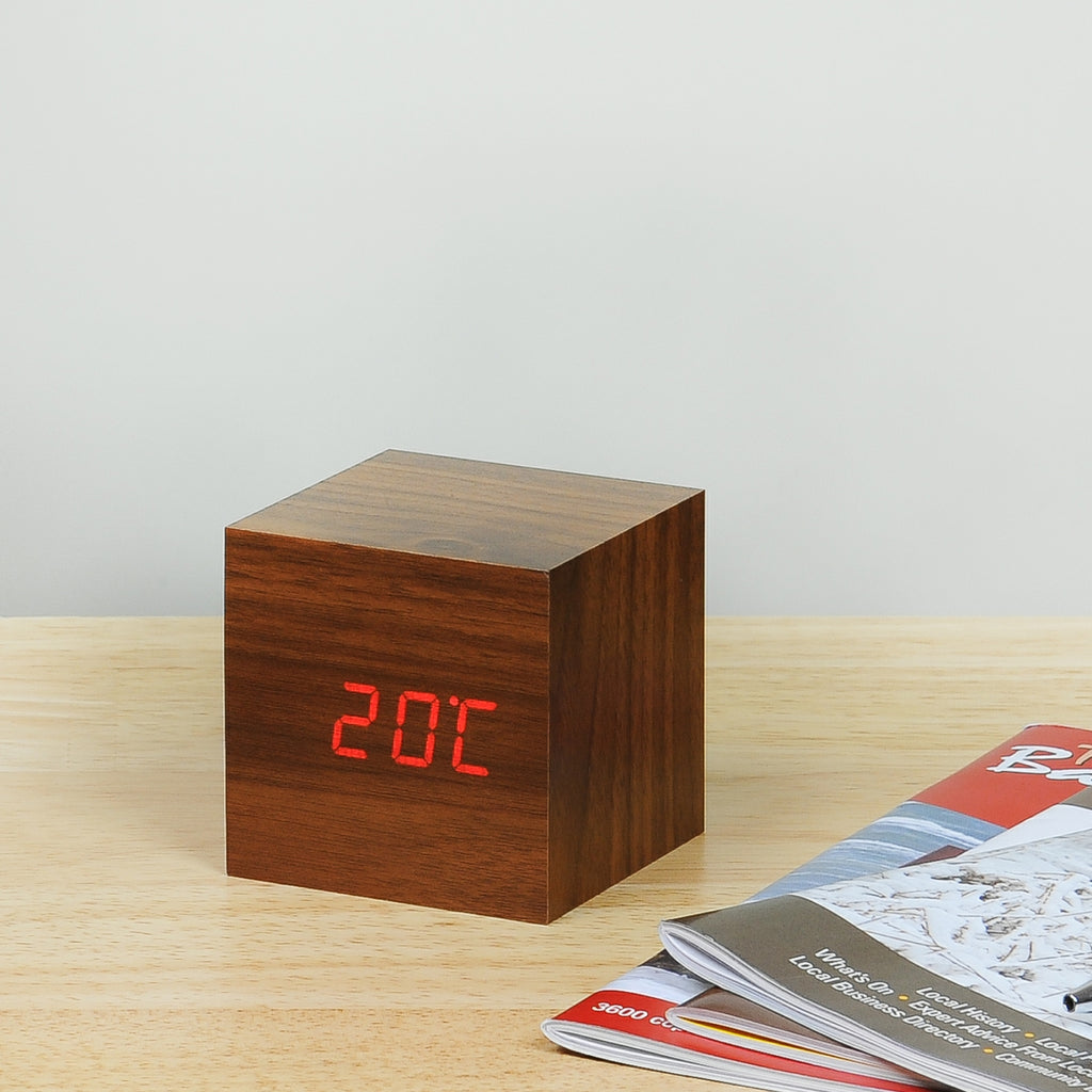 Despertador Click en Cubo de Madera - Nogal / LED Rojo