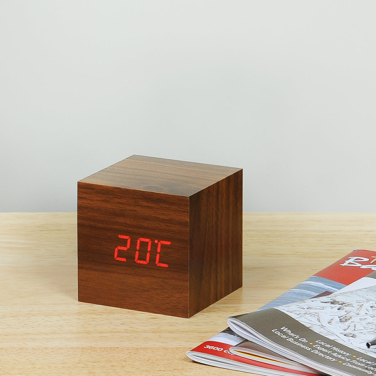 Despertador Click en Cubo de Madera - Nogal / LED Rojo