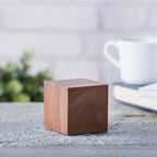 Despertador Click en Cubo de Madera - Nogal / LED Rojo