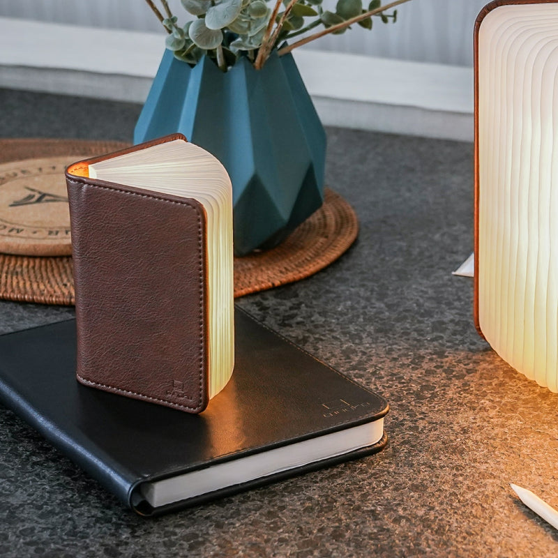 Gingko Design - Lámpara LED Smart Book - Cuero Marrón - 2 Tamaños