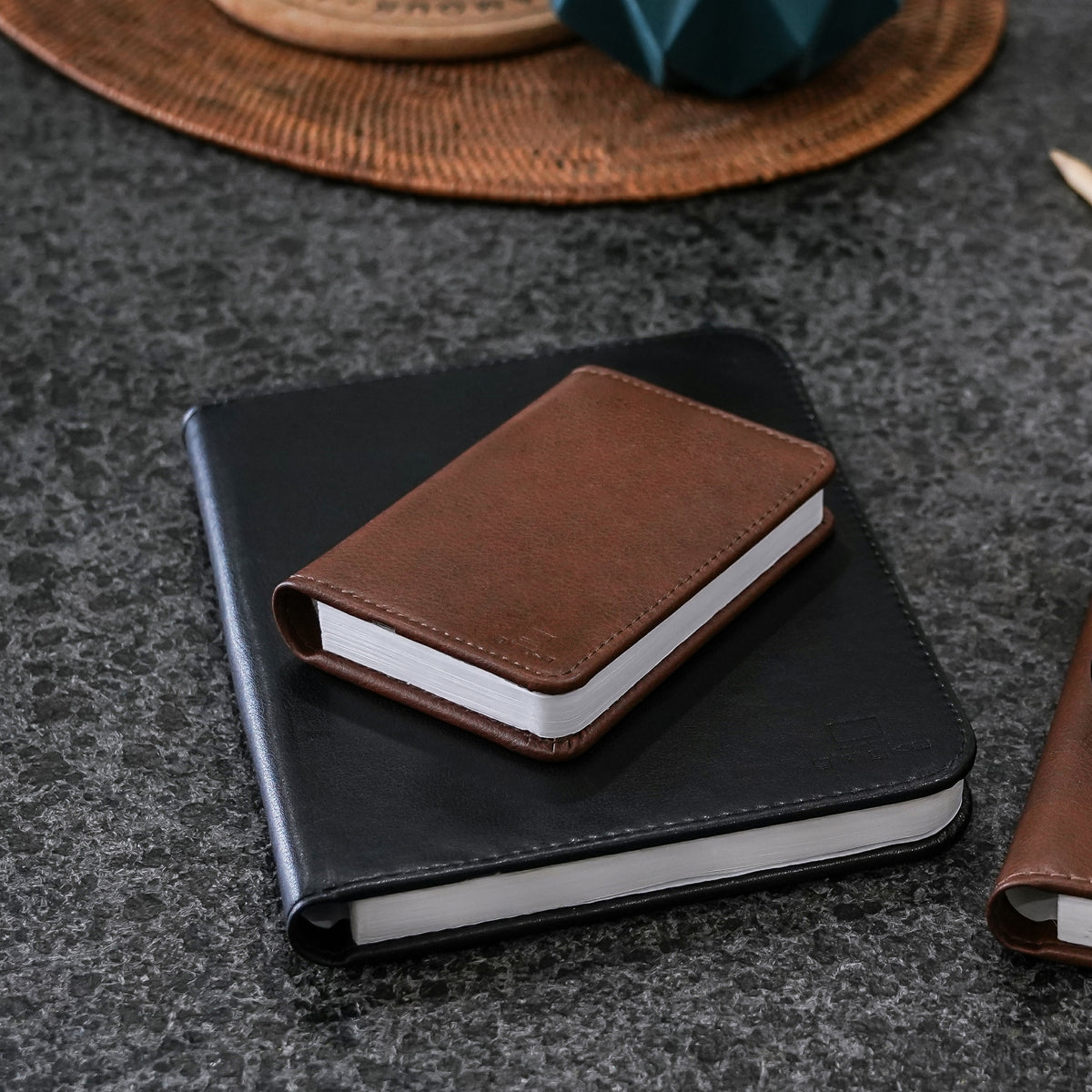 Gingko Design - Lampe Smart Book LED - Cuir Marron - 2 Tailles