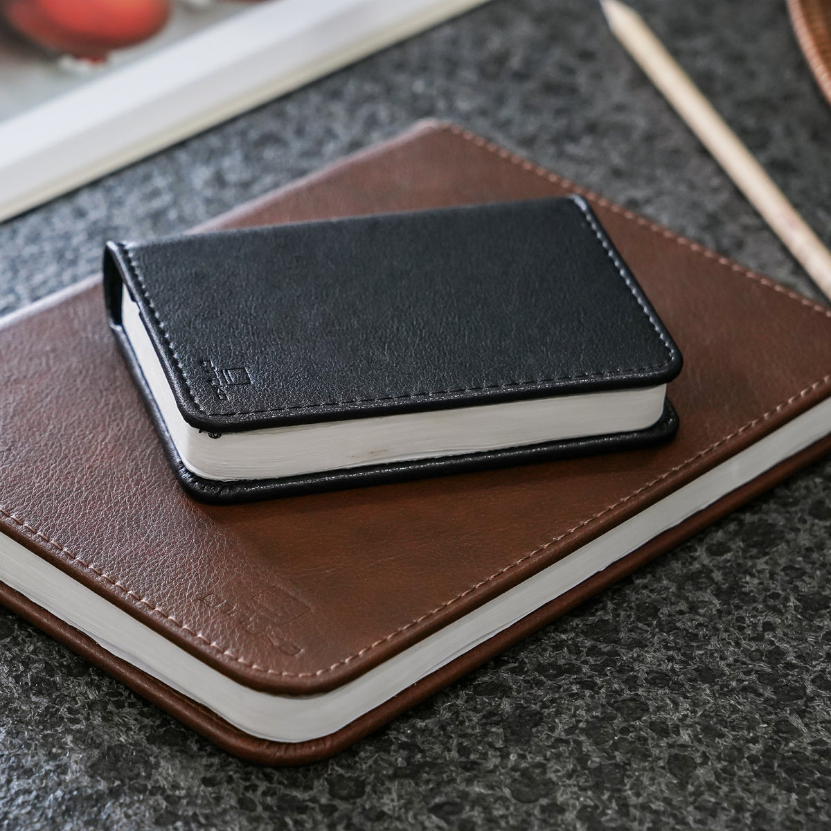 Lampe Smart Book LED - Cuir Noir - 2 Tailles
