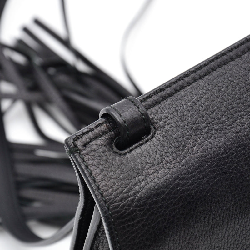 Gucci Daily Flap Cuir Grainé Noir — Pompon Bambou