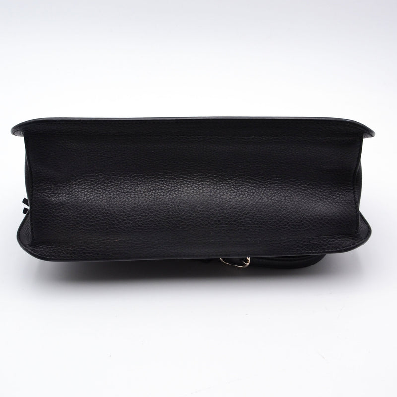 Gucci Daily Flap Cuir Grainé Noir — Pompon Bambou