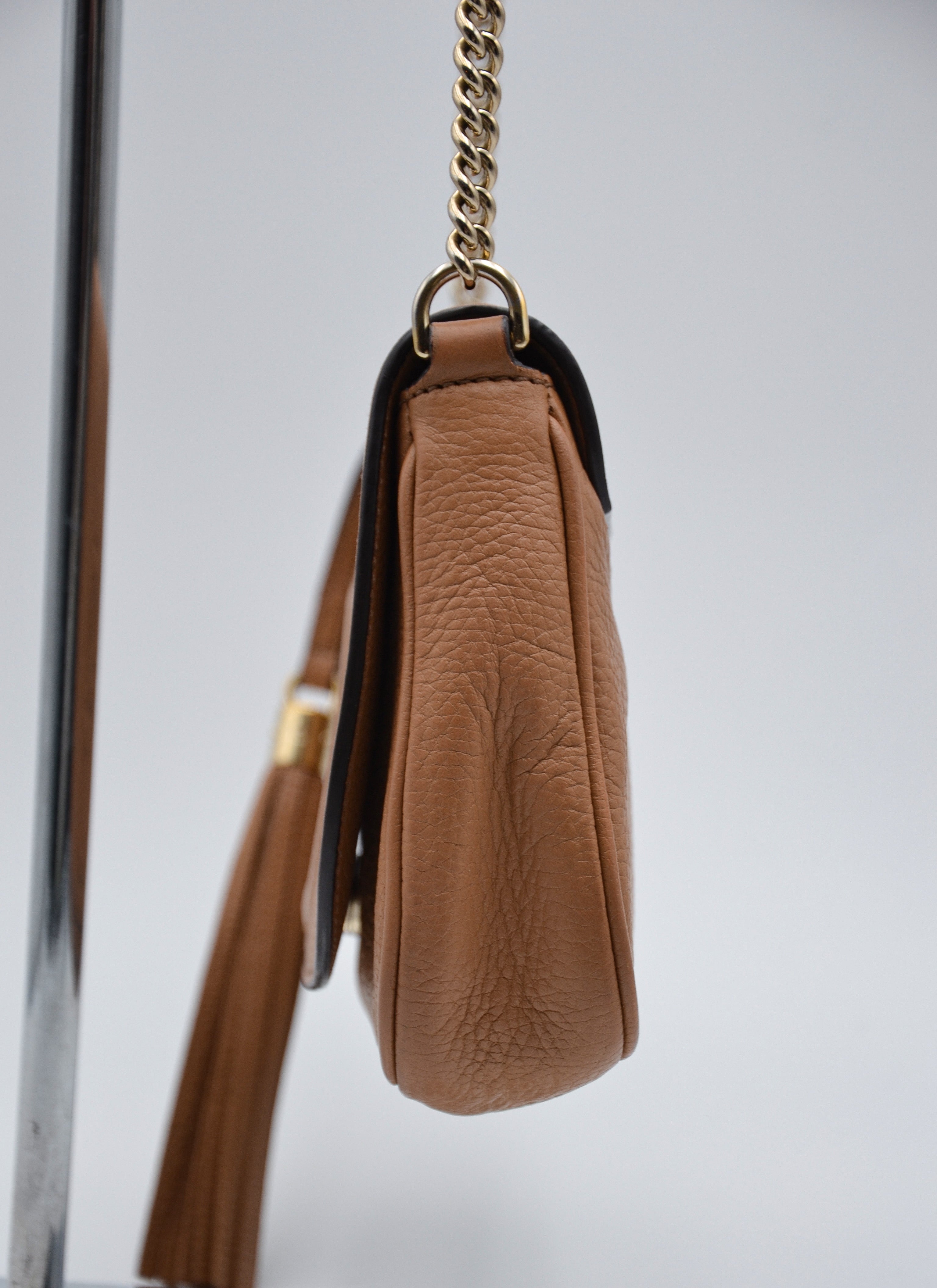 Gucci Soho Clutch In Beige Grained Leather