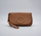 Gucci Soho Clutch In Beige Grained Leather