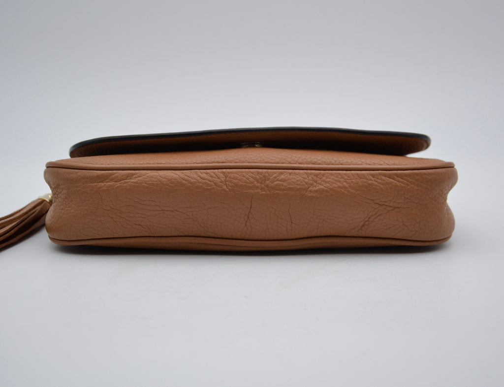 Gucci Soho Clutch In Beige Grained Leather
