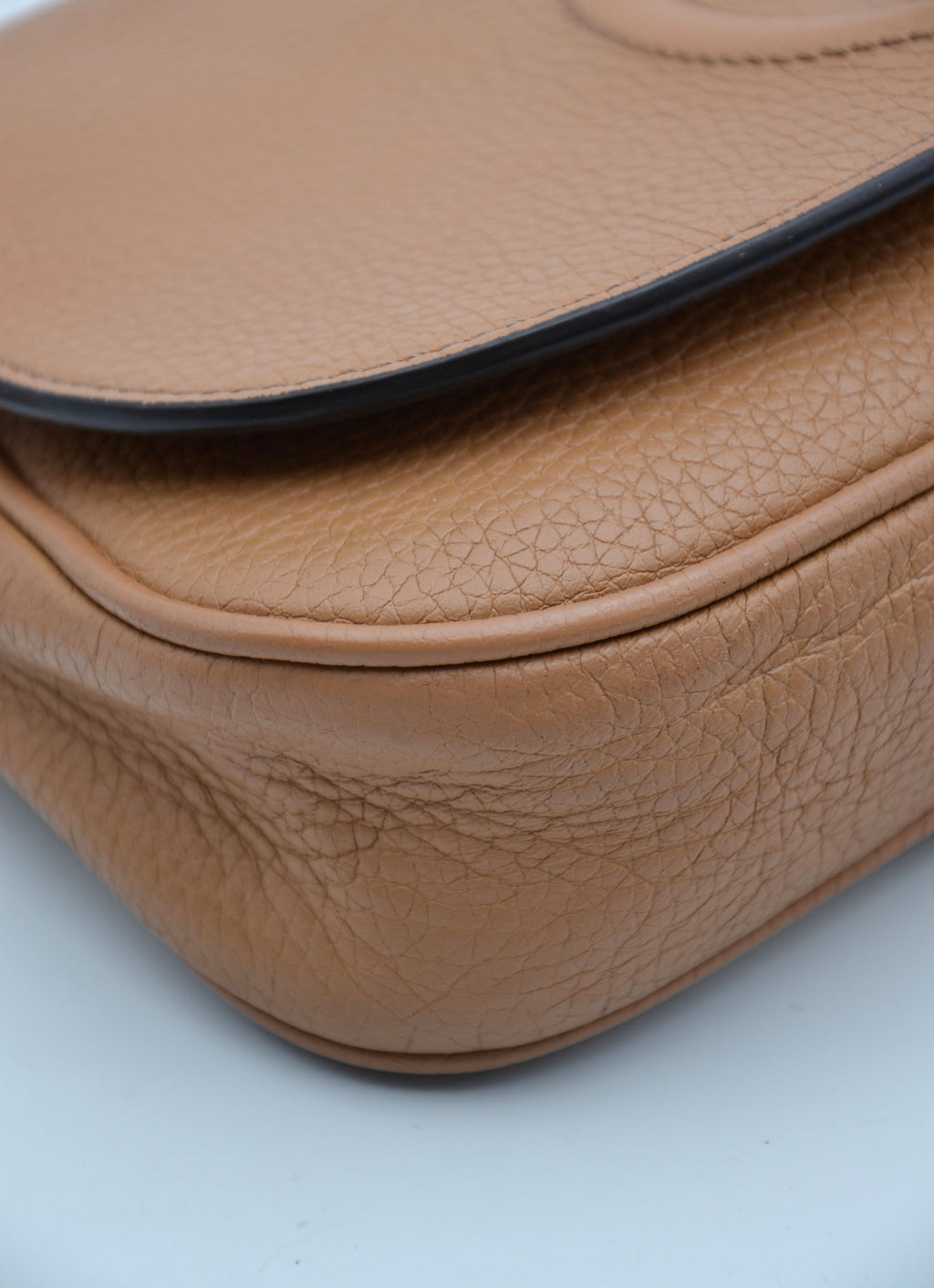Gucci Soho Clutch In Beige Grained Leather