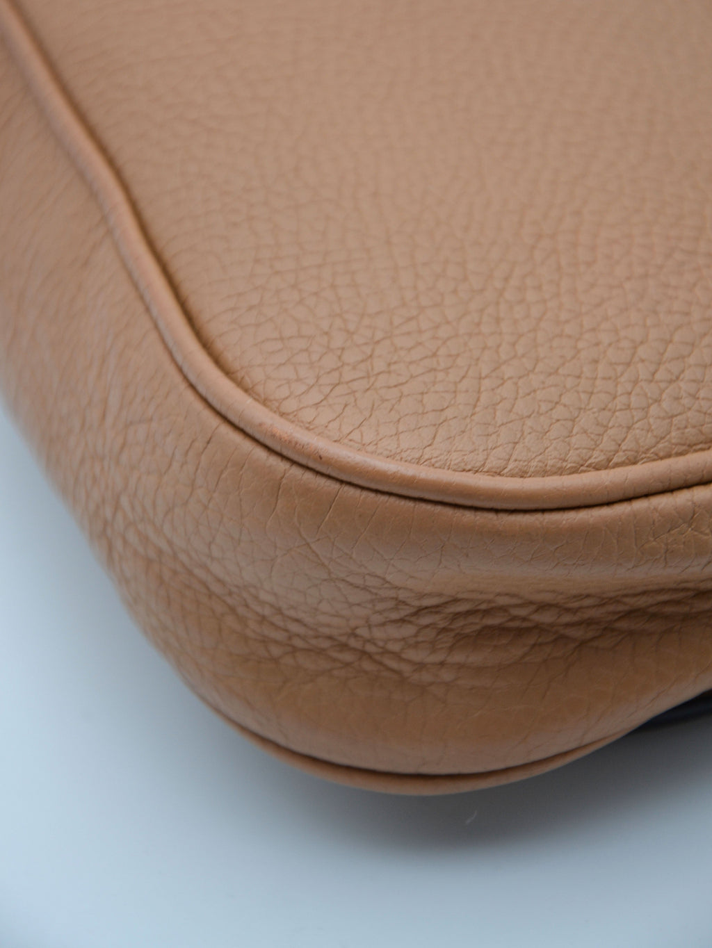 Gucci Soho Clutch In Beige Grained Leather