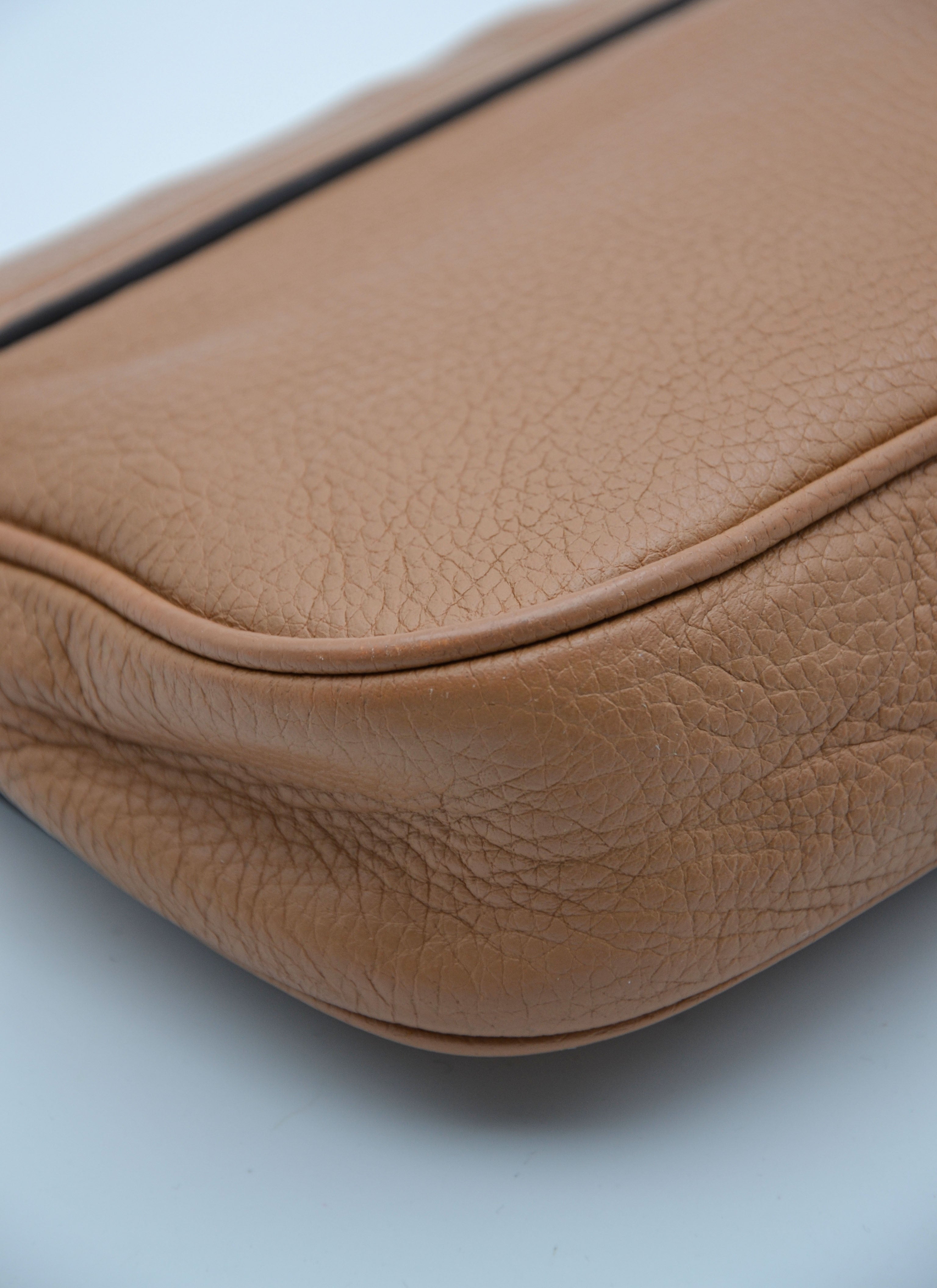 Gucci Soho Clutch In Beige Grained Leather