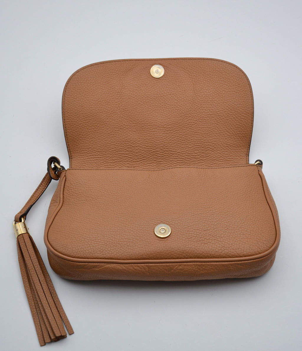 Gucci Soho Clutch In Beige Grained Leather
