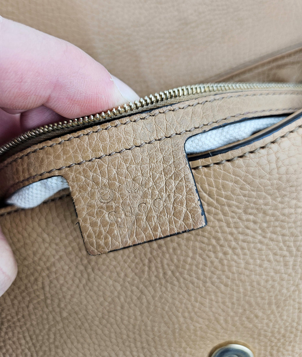 Gucci Soho Clutch In Beige Grained Leather