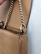 Gucci Soho Clutch In Beige Grained Leather