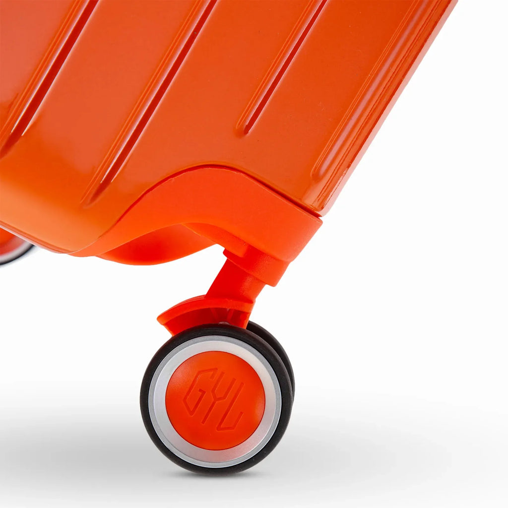 Rueda doble 360° de la maleta GYL Intemporelle naranja con grabado del logo GYL en el buje. #couleur_orange foncé