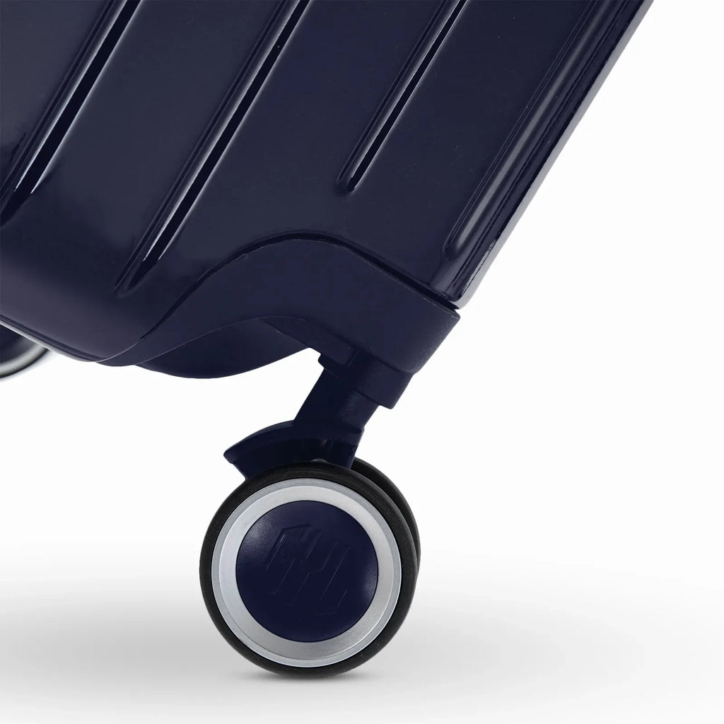 360° double wheel of the GYL Intemporelle navy suitcase with engraving of the GYL logo on the hub. #navy_color