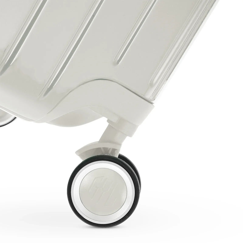 360° double wheel of the GYL Intemporelle sand suitcase with engraving of the GYL logo on the hub. #sand_color