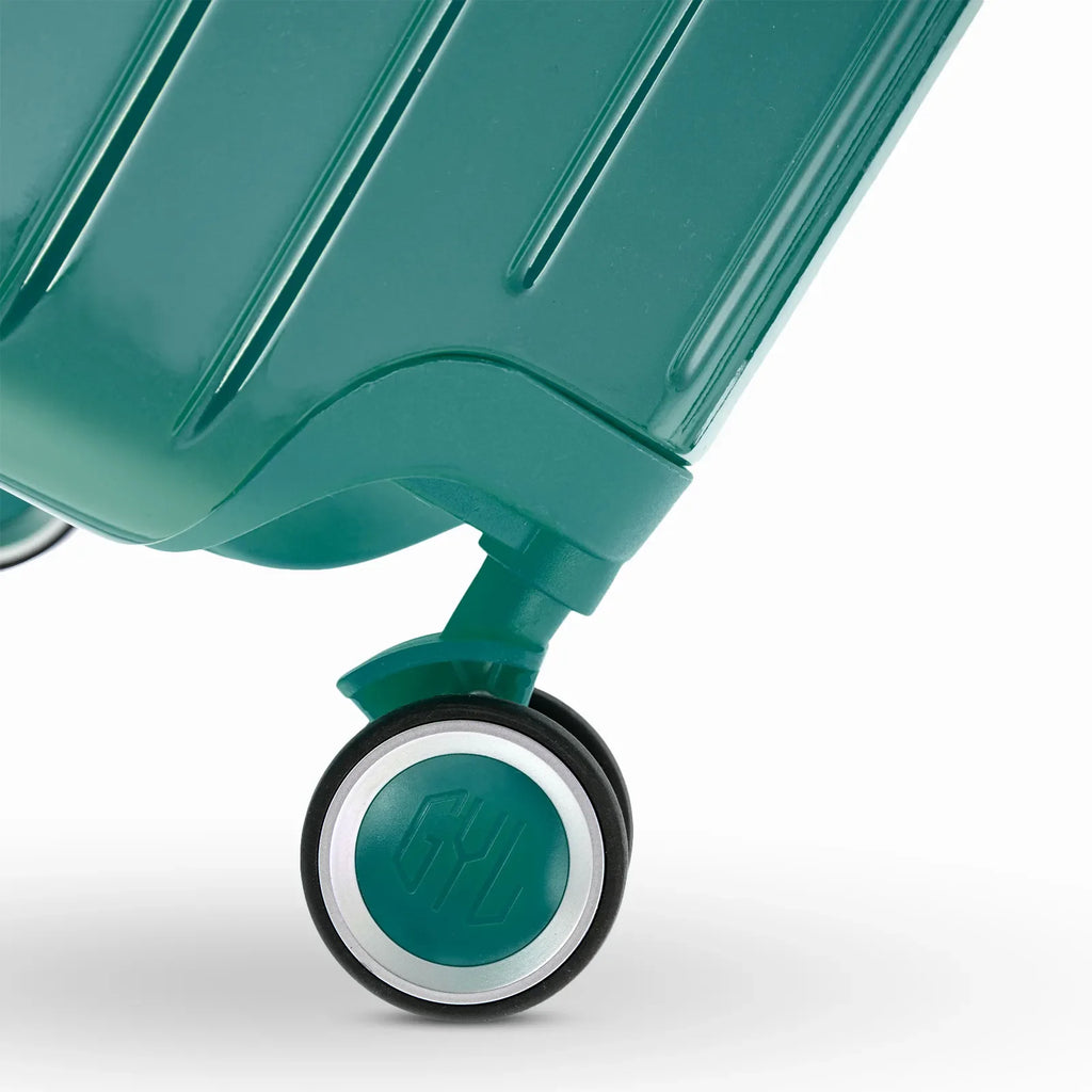 360° double wheel of the water green GYL Intemporelle suitcase with engraving of the GYL logo on the hub. #color_green