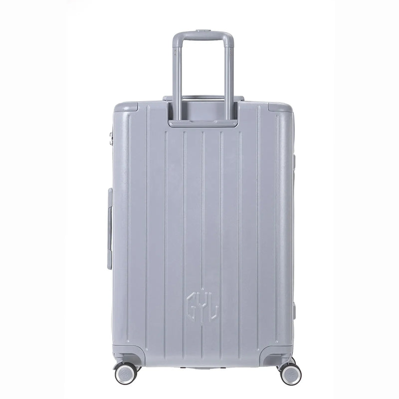 Vue arrière de la valise rigide GYL Intemporelle argent avec poignées intégrées et roulettes pivotantes. #couleur_argent