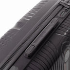 Détail de la poignée latérale et du logo GYL sur la valise Signature argent. #couleur_argent