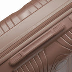 Détail de la poignée latérale et du logo GYL sur la valise Signature champagne. #couleur_champagne