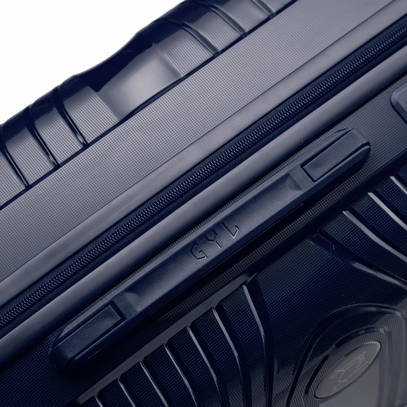 Détail de la poignée latérale et du logo GYL sur la valise Signature marine. #couleur_marine