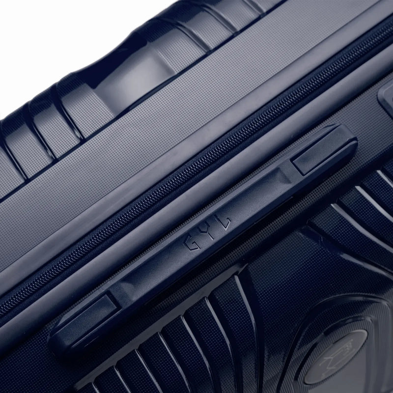 Détail de la poignée latérale et du logo GYL sur la valise Signature marine. #couleur_marine