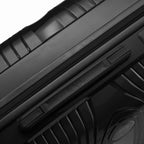 Détail de la poignée latérale et du logo GYL sur la valise Signature rouge. #couleur_noir