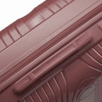 Détail de la poignée latérale et du logo GYL sur la valise Signature rose gold. #couleur_rose gold