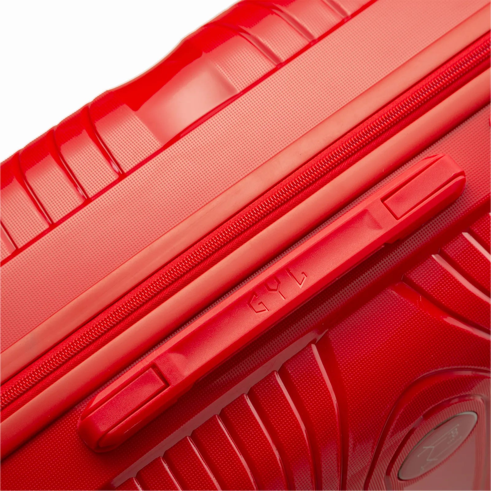 Détail de la poignée latérale et du logo GYL sur la valise Signature rouge. #couleur_rouge