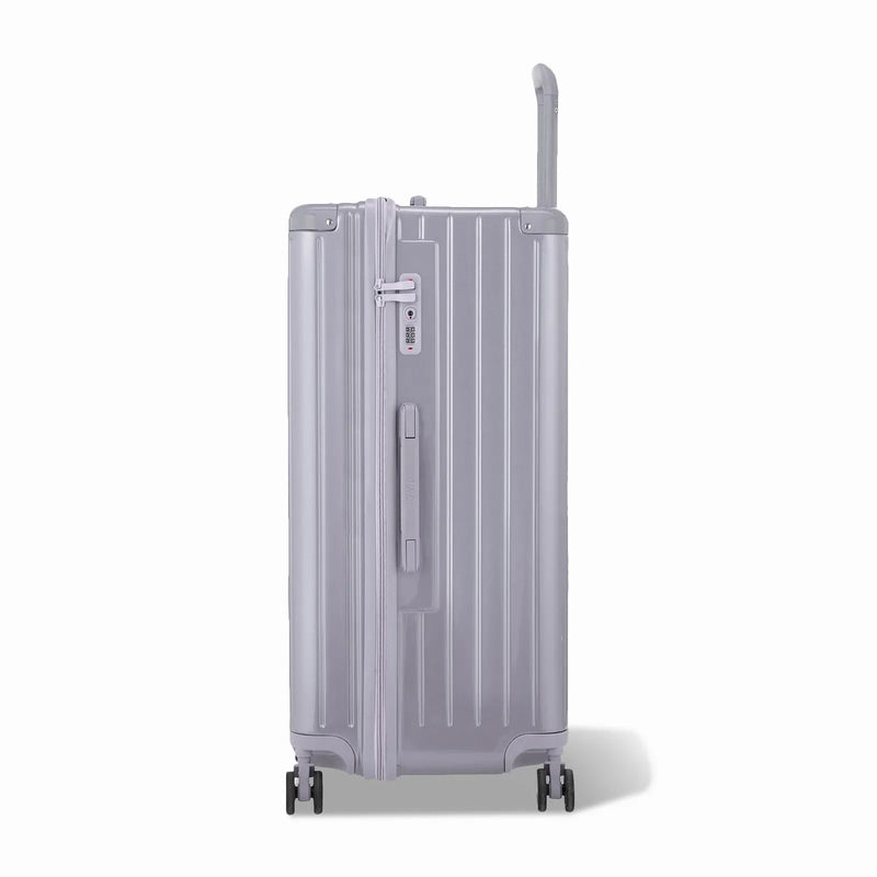 Lateral de la maleta baúl GYL XL plateada con cerradura TSA integrada y asa lateral a juego. #color_plata