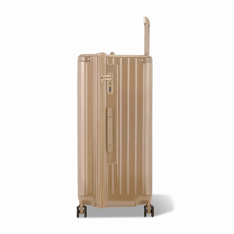 Lateral de la maleta baúl champán GYL XL con cerradura TSA integrada y asa lateral a juego. #color_champán